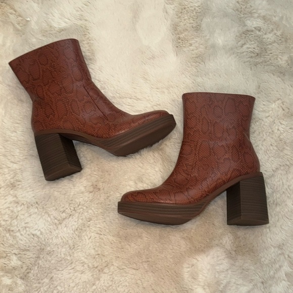 Universal Thread Shoes - Universal Thread Chunky Wedge Boot Size: 9